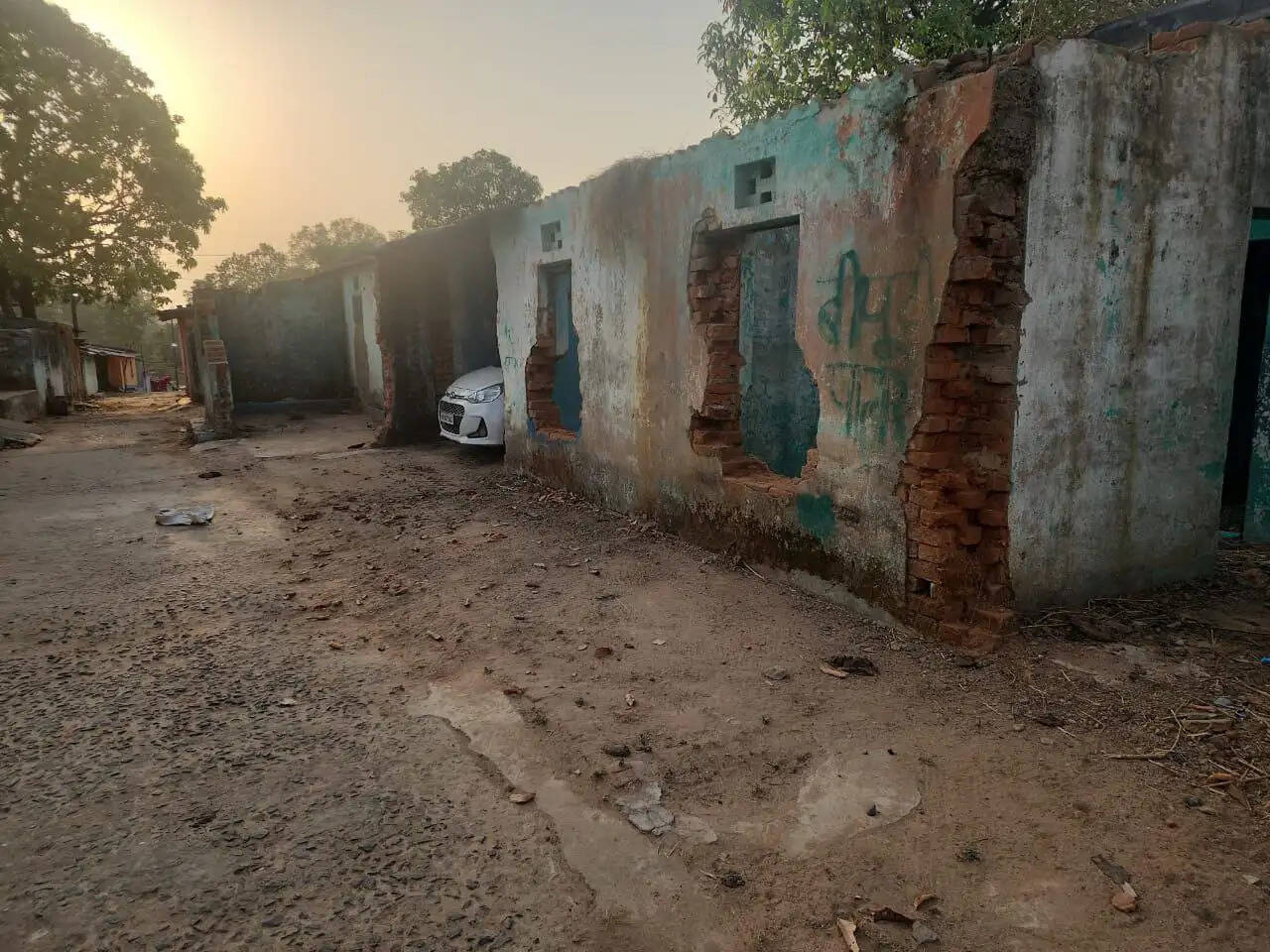 अनूपपुर: एक साल बाद भी 51 में सिर्फ 9 जर्जर शासकीय भवन ढहे, बारिश में मंडरा रहा बड़े हादसे का खतरा