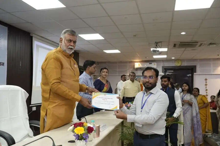 मंत्री पटेल ने नवनियुक्त अधिकारियों से किया संवाद, लक्ष्य आधारित कार्यशैली पर दिया जोर