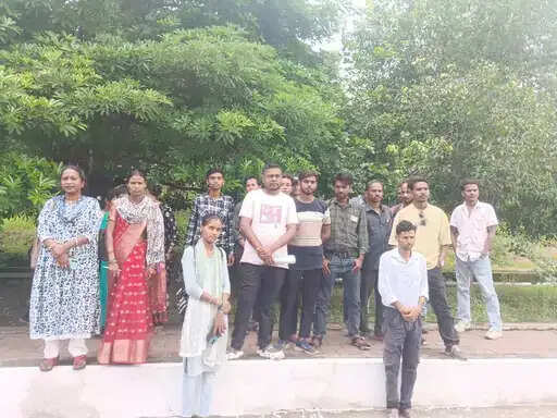 अनूपपुर: चार महीने से नहीं मिला एमटीएस के कर्मचारियों का वेतन, अतिथि शिक्षक को नौकरी से निकाला
