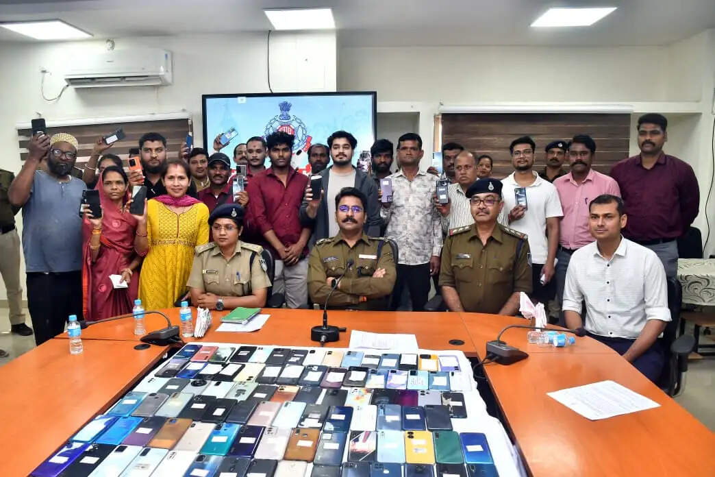 उज्जैन पुलिस का होलिका पर्व के पहले बम्पर तोहफा, गुम हुए 406 मोबाइल उनके असली मलिकों को सौंपे