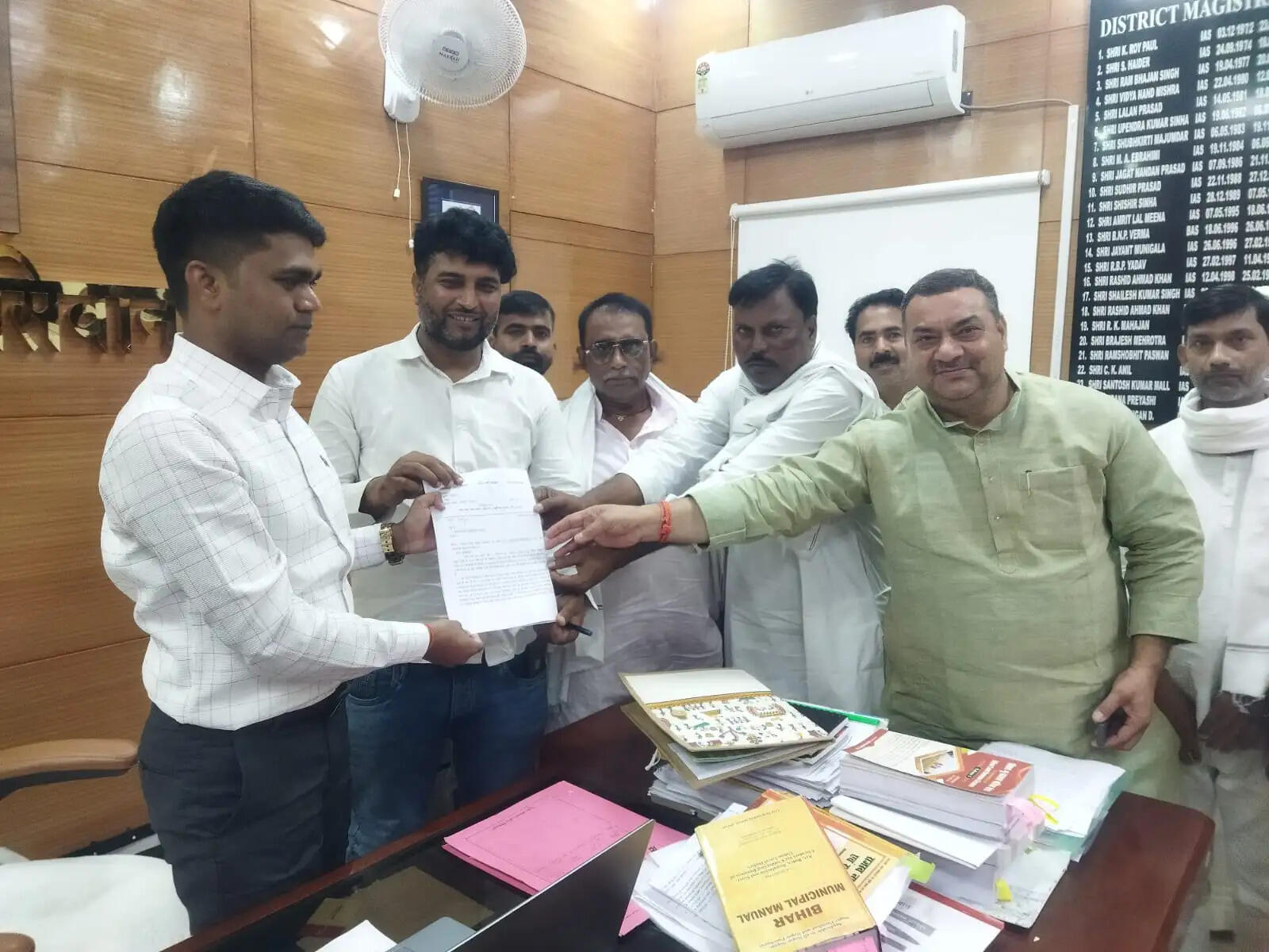 कांग्रेस के प्रतिनिधिमंडल ने जिलाधिकारी से की मुलाकात