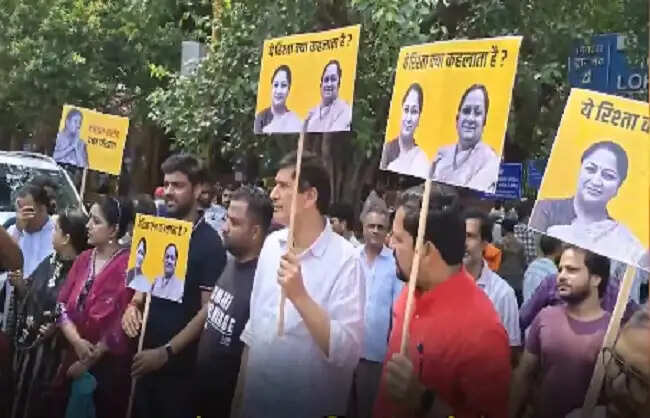 दिल्ली में कथित स्वास्थ घोटाले को लेकर आम आदमी पार्टी ने एलएनजेपी अस्पताल के बाहर किया विरोध प्रदर्शन