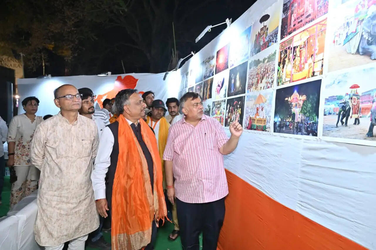 श्री संकट मोचन संगीत समारोह के अंतर्राष्ट्रीय चित्रकला प्रदर्शनी में पारम्परिक रामलीला के मुखौटे आकर्षण