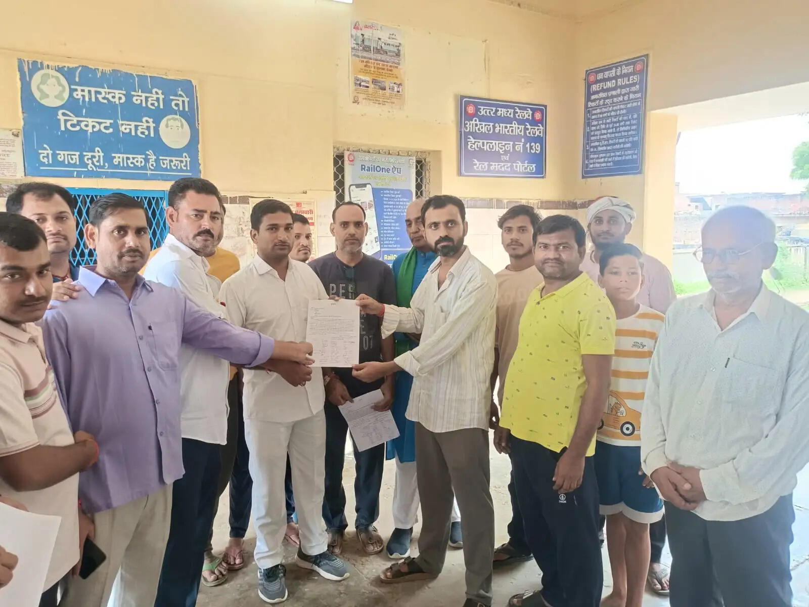 कंचौसी में एक्सप्रेस ट्रेनों के ठहराव की मांग तेज, रेलमंत्री को भेजा ज्ञापन