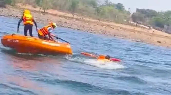 गंगरेल बांध में डूबा क्रूजर, डूबे सैलानियों को बचाने हुआ माकड्रिल