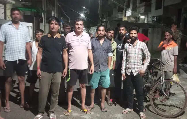 सोनीपत: बिजली कटौती से नाराज लोगों ने किया प्रदर्शन, बिल रोकने की चेतावनी
