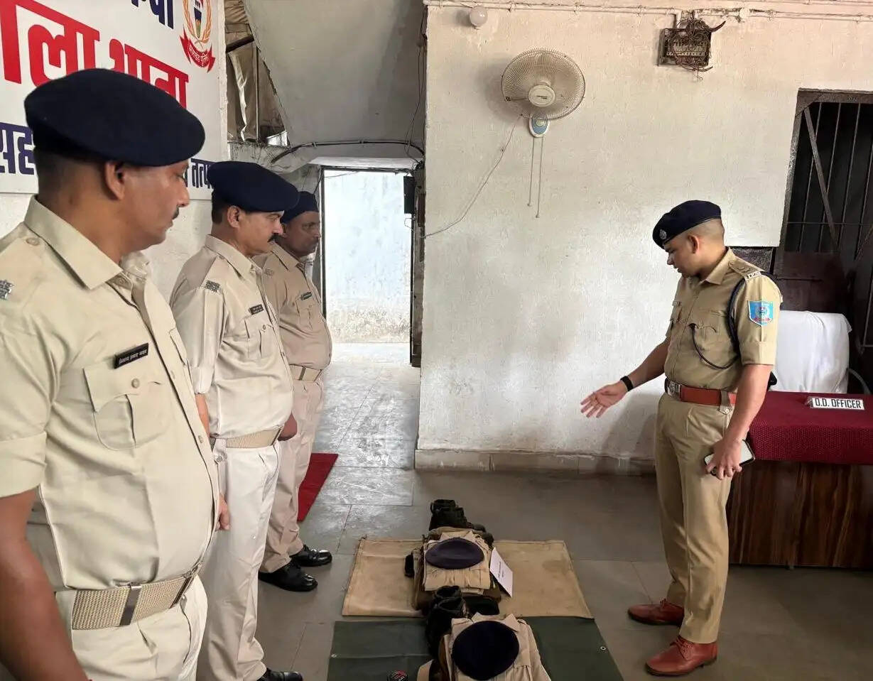 गोला थाना पहुंचे रामगढ़ एसपी ने लंबित मामलों के त्वरित निष्पादन और सघन गश्ती के दिए निर्देश