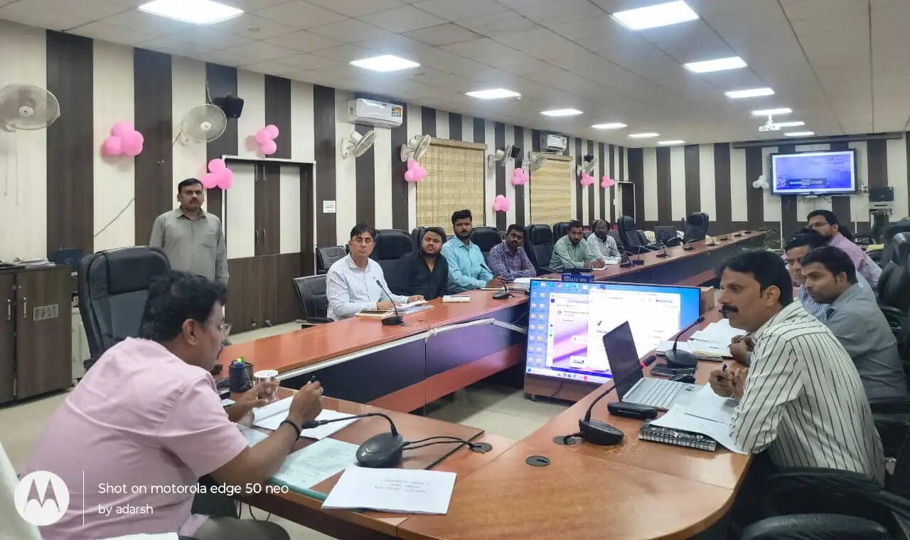 जिलाधिकारी ने की बिजली विभाग के कामों की समीक्षा, दिखायी सख्ती