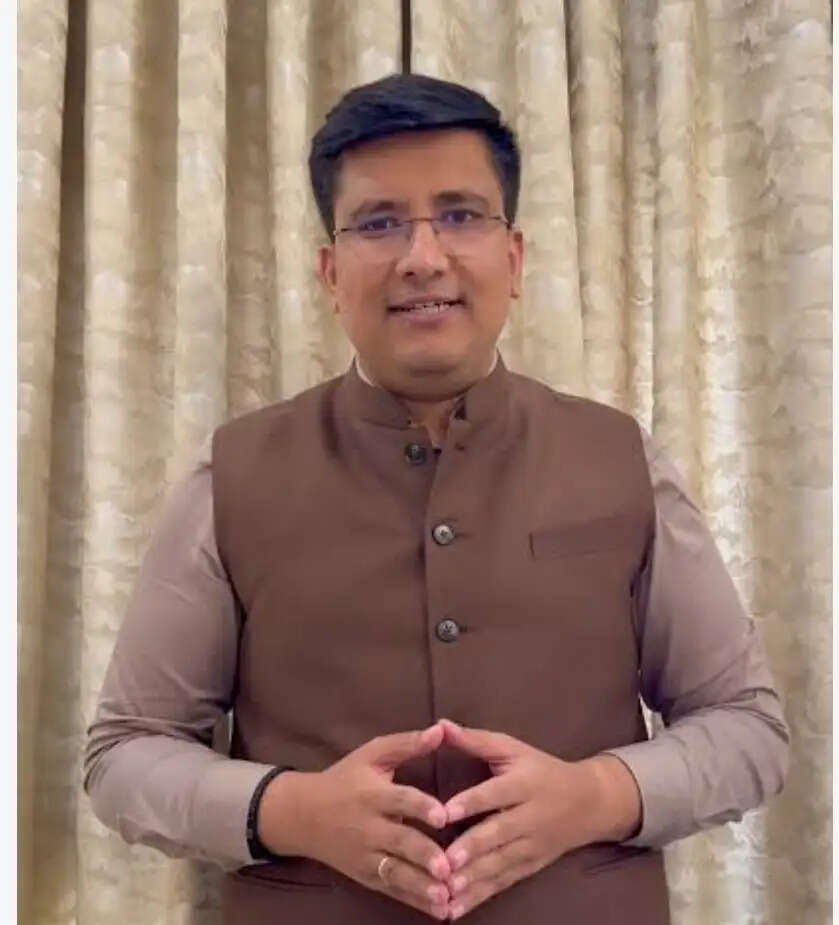 फर्जी आईडी से वोट डालने पहुंची एनएसयूआई कार्यकर्ता पकड़ी गई, भाजपा ने राहुल गांधी पर साधा निशाना