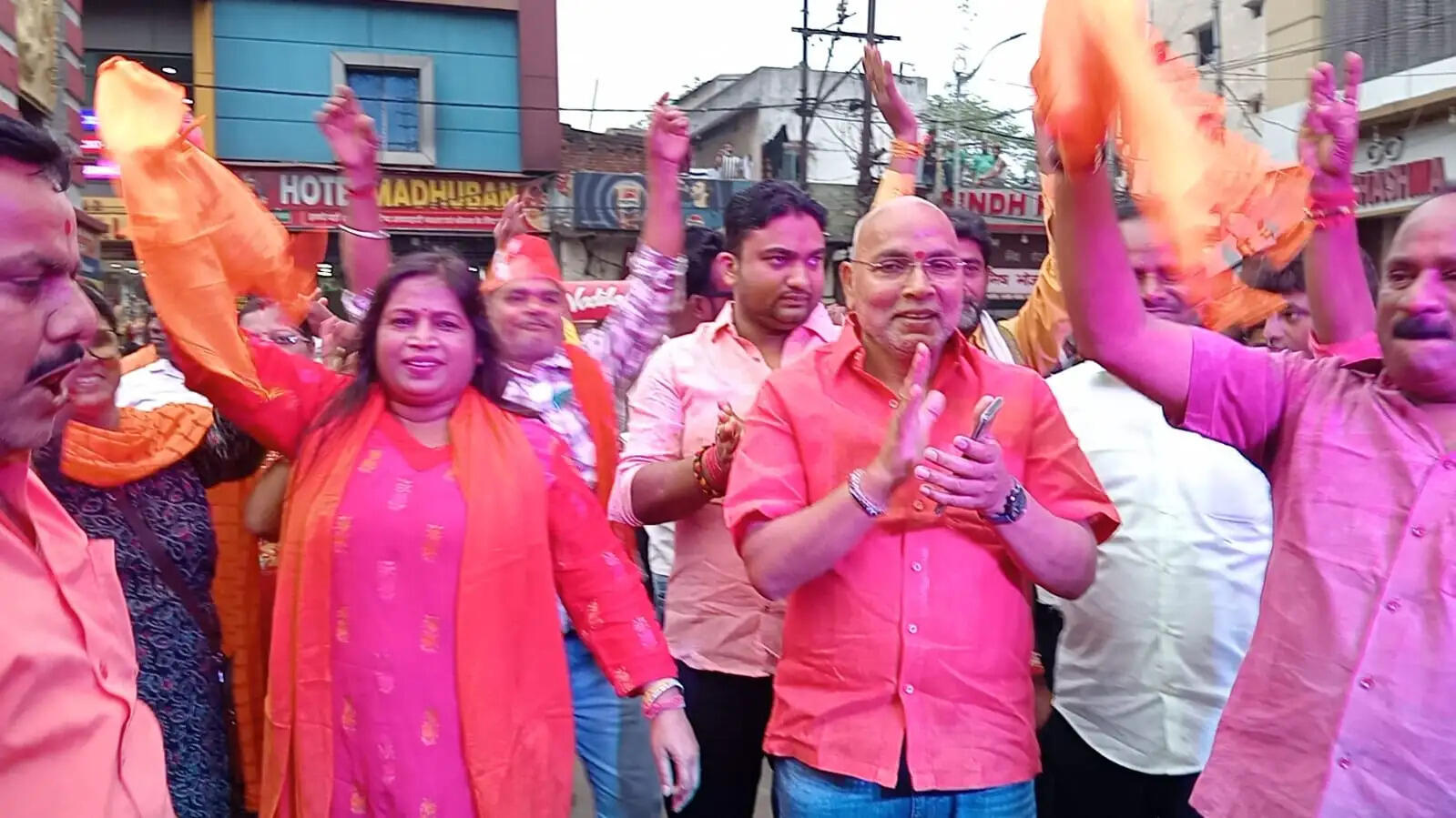 बंगाल और असम में भाजपा की जीत पर देवघर में जश्न का माहौल