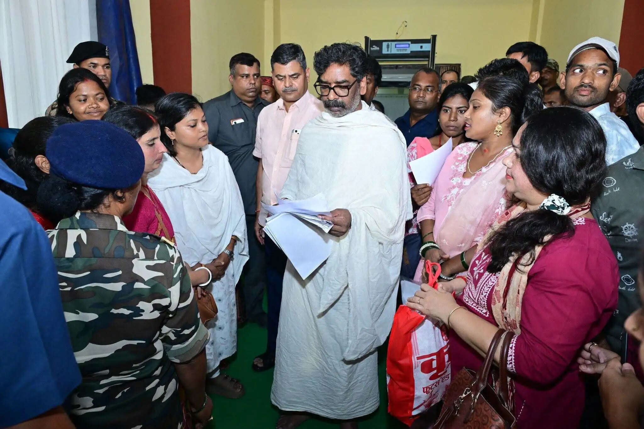 नेमरा में मुख्यमंत्री हेमंत सोरेन ने सुनीं जनता की समस्याएं, निवारण का दिया निर्देश