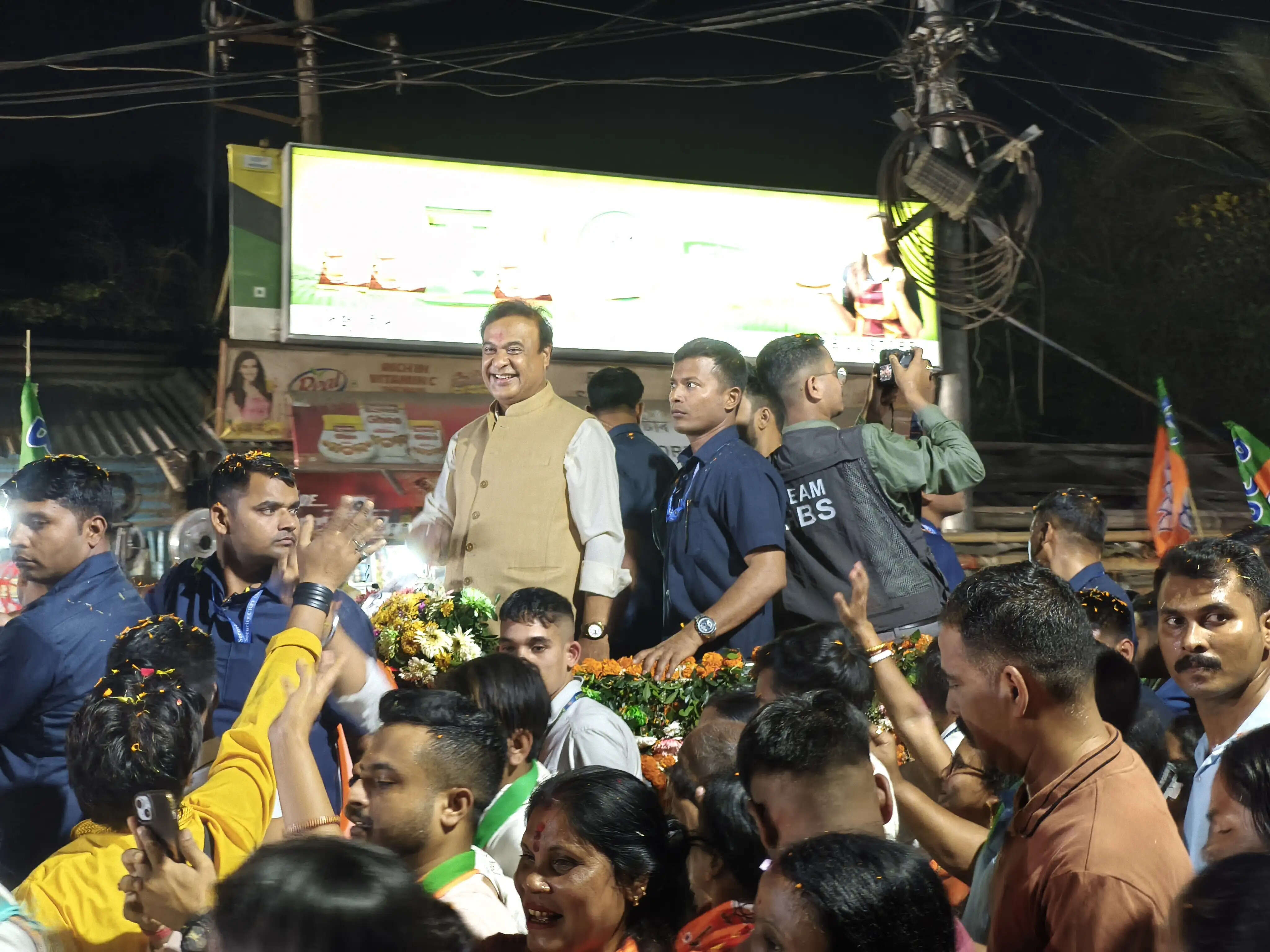 असमः जालुकबाड़ी क्षेत्र में मुख्यमंत्री की “जन आशीर्वाद यात्रा”, भारी समर्थन से गूंजा इलाका