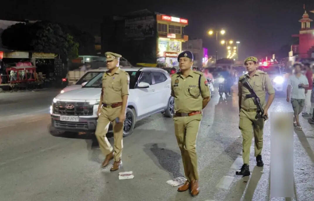त्योहारों को लेकर पुलिस अलर्ट, एसएसपी ने गोरखनाथ क्षेत्र में किया पैदल गश्त