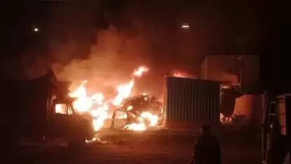 थाना लोनी और सामुदायिक स्वास्थ्य केंद्र में खड़े 35 वाहनों में लगी आग, जलकर हुए खाक