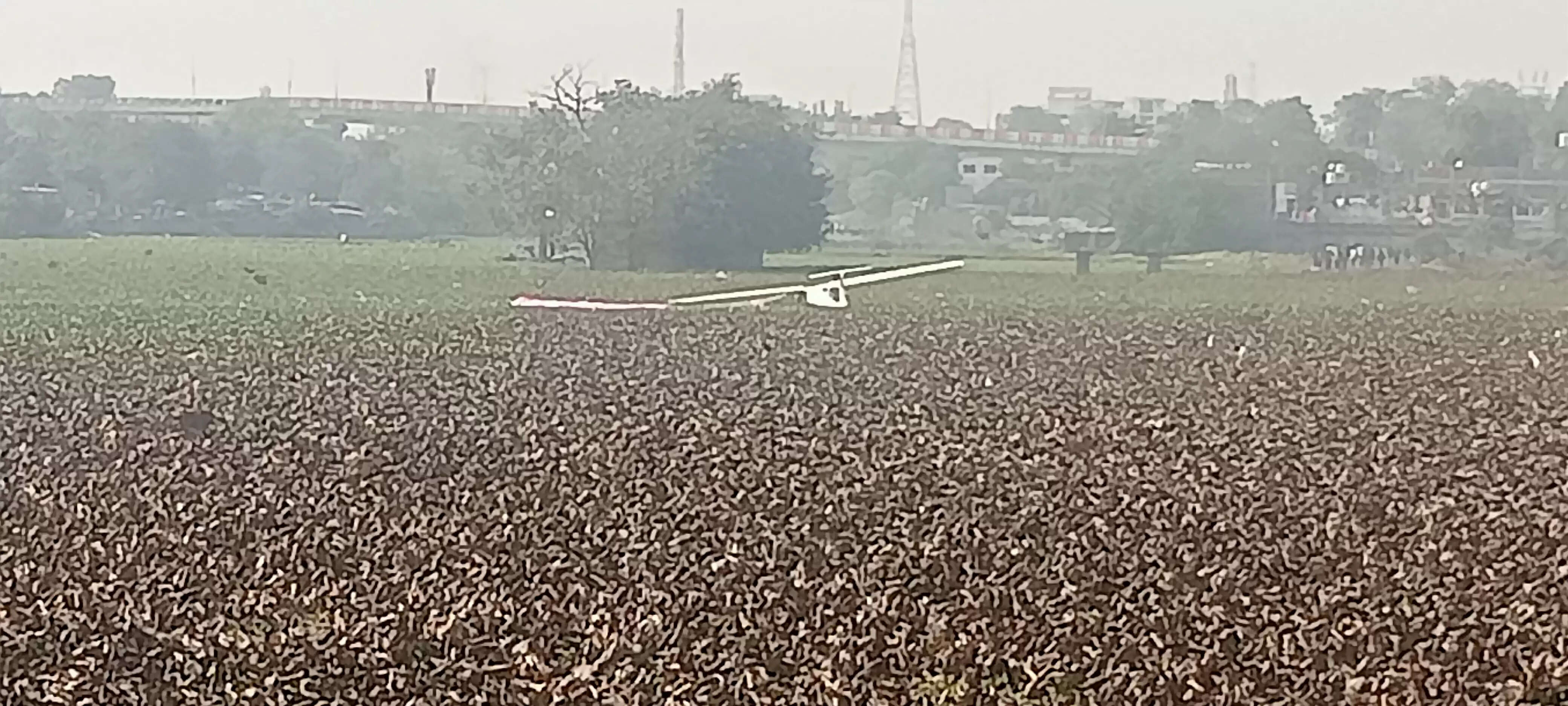 (रिपीट) सेना का ट्रेनी विमान तालाब में गिरा, दोनों पायलट सुरक्षित, विमान काे निकालने की कवायद शुरू