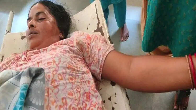 कूलर में पानी भरते समय करंट की चपेट में आई महिला, माैत