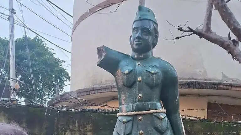 अब कोलकाता में नेताजी के प्रतिमा तोड़ी, जांच में जुटी पुलिस