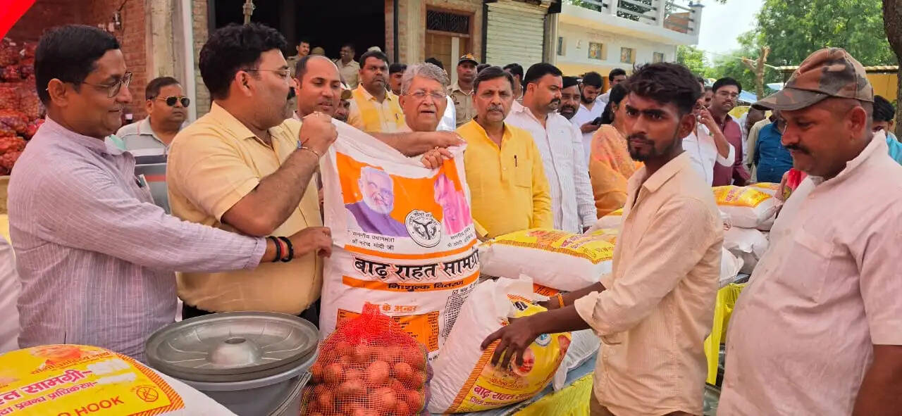बाढ़ प्रभावितों को राहत की मदद, 564 परिवारों को दी गई सामग्री