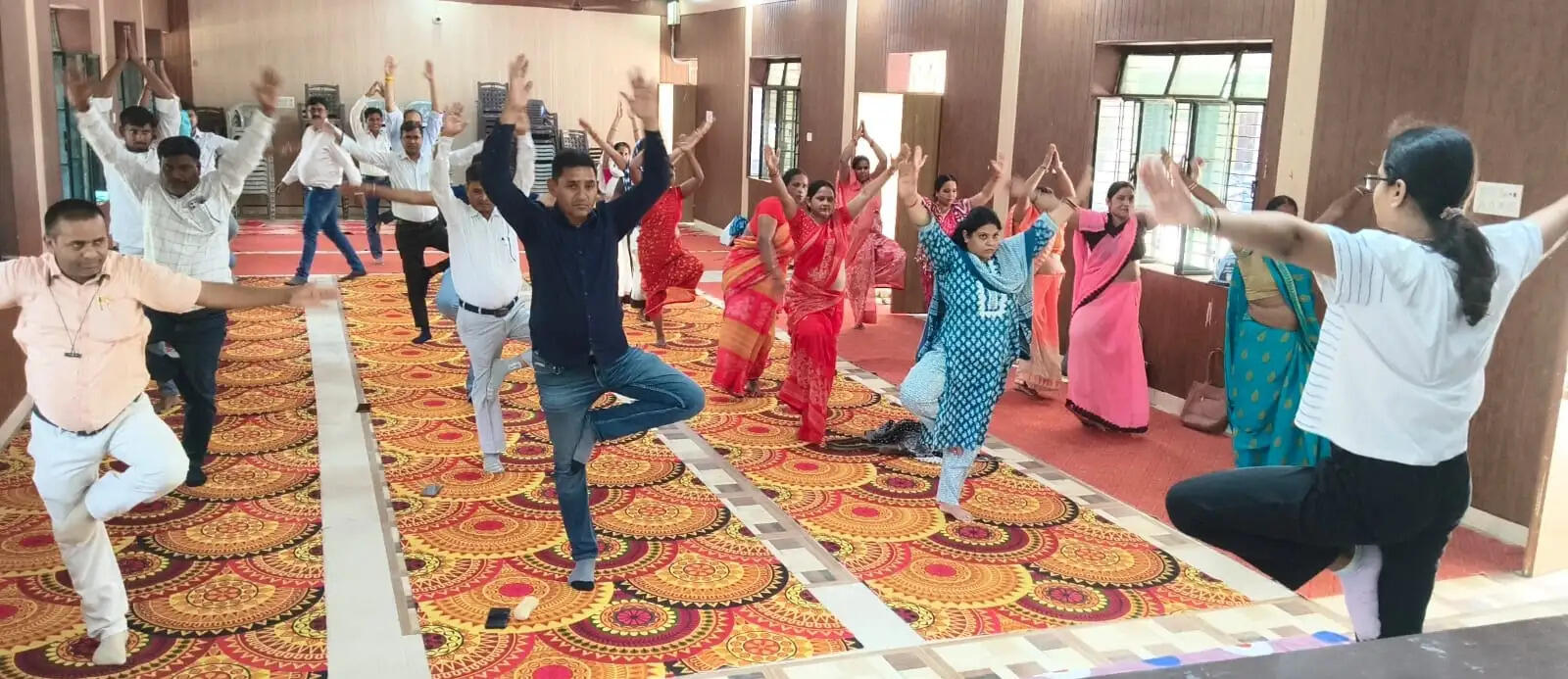 मीरजापुर : योग सप्ताह में ब्लॉक कर्मियों ने सीखे स्वस्थ जीवन के मंत्र, प्रशिक्षकों ने कराया योगाभ्यास