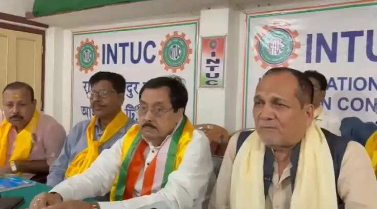 तृणमूल छोड़ फिर&nbsp;इंटक&nbsp;में लौटे आलोक चक्रवर्ती, मजदूर हित में काम करने पर जोर