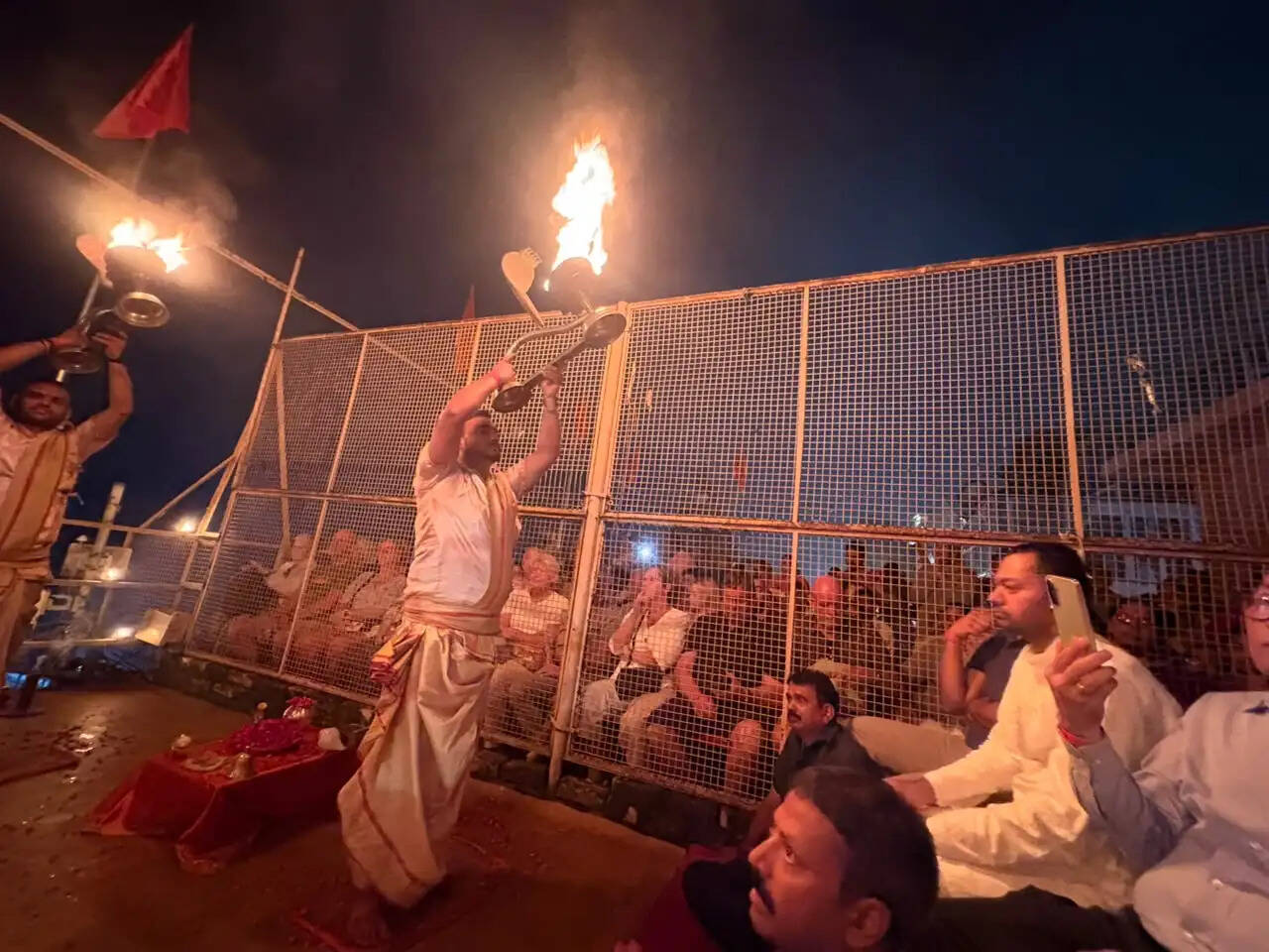 बिहार के स्वास्थ्य मंत्री निशांत कुमार काशी में, दशाश्वमेधघाट पर गंगा आरती में हुए शामिल