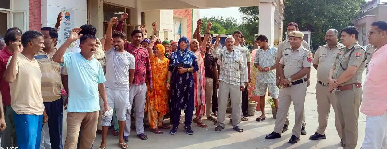 हांसी : सरकार की नीतियों का विरोध कर रहे हड़ताली कर्मचारियों को पुलिस ने किया गिरफ्तार