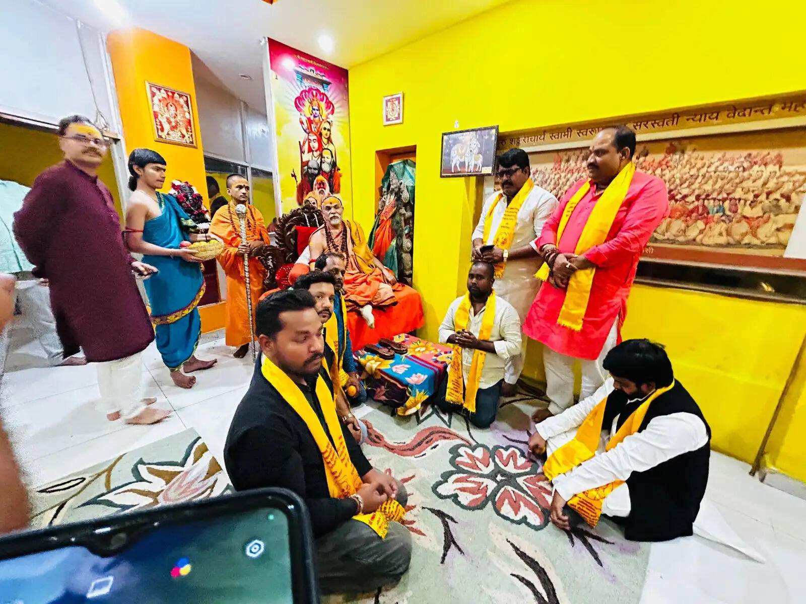 विभिन्न संगठनों के प्रतिनिधियों ने शंकराचार्य स्वामी अविमुक्तेश्वरानंद से की भेंट