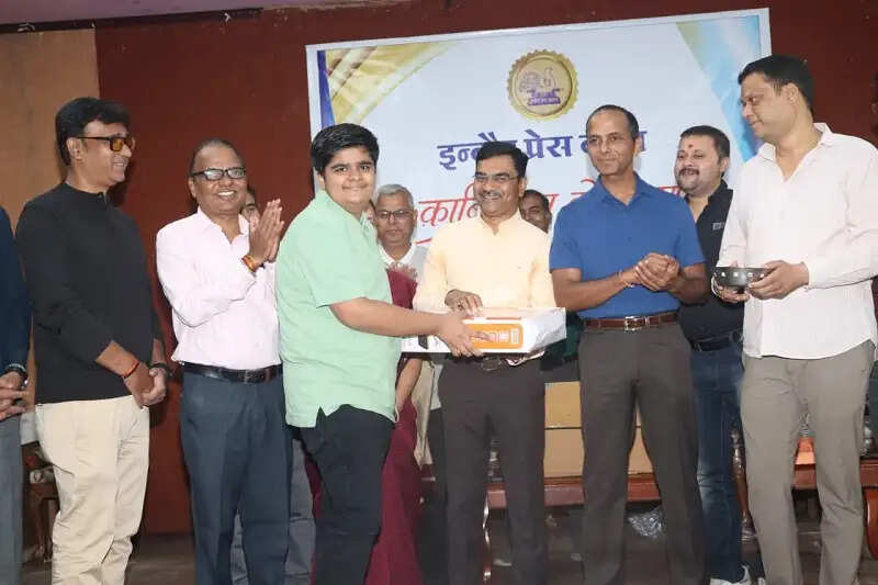 सफलता कोई लक्ष्य नहीं, बल्कि एक यात्रा है: संभागायुक्त डॉ. खाड़े