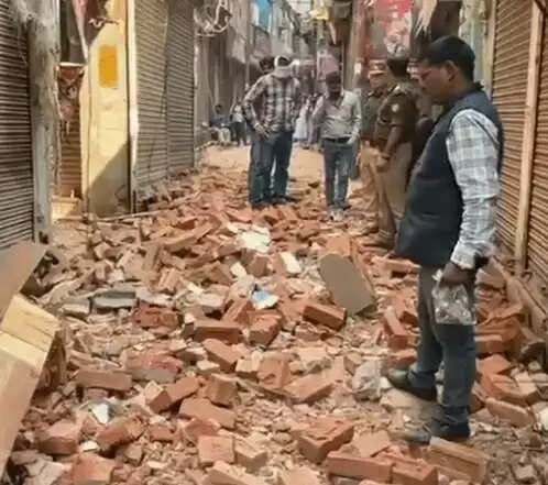 छह घंटे से कड़ी मशक्कत के बाद दालमंडी के तीन मकान का ध्वस्तीकरण