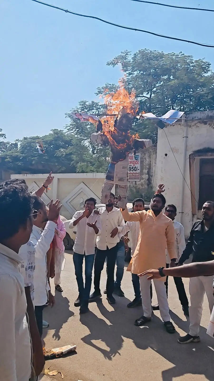दशहरे पर एनएसयूआई ने किया प्रतीकात्मक पुतला दहन, निष्पक्ष चुनाव की उठाई मांग