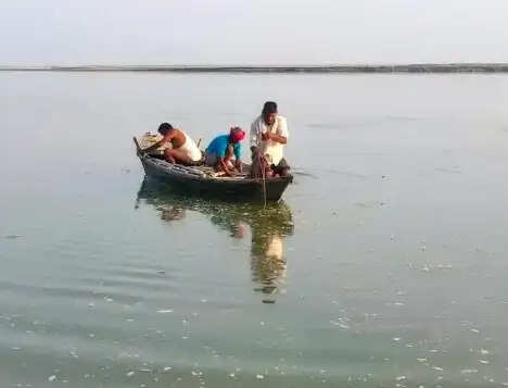 नहाने गया युवक नदी में डूबा, तलाश जारी