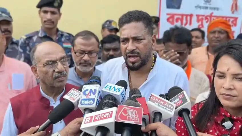 मालदा में बाढ़-भू-कटाव का जायजा लेने पहुंचे पांच मंत्री