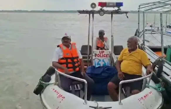वाराणसी : गंगा नदी में बढ़ते जलस्तर और उठती लहरों को देखते हुए नाव संचालन पर लगी रोक