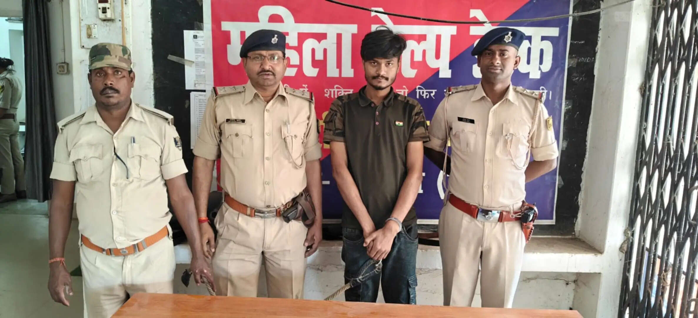 चोरी की बाइक सहित आरोपित गिरफ्तार,घर से 6 किलो गांजा बरामद