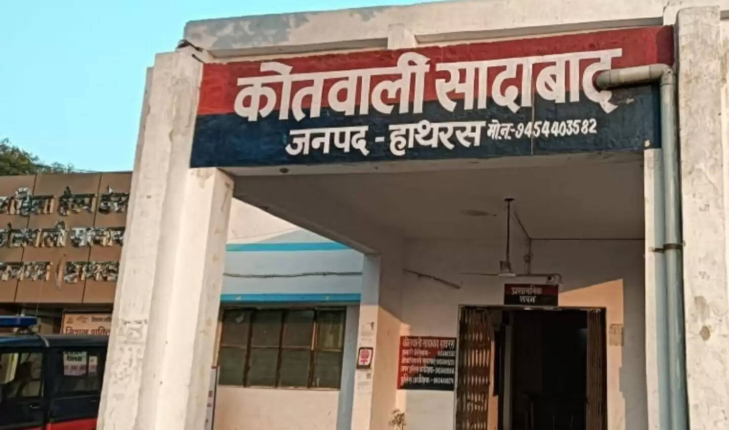 पेड़ पर लटका मिला प्रौढ़ का शव, परिजनाें ने लगाया हत्या का आराेप