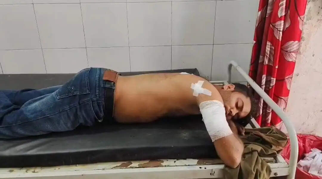 बागपत में दो युवकों ने कैंची-चाकू से मारकर युवक को घायल किया