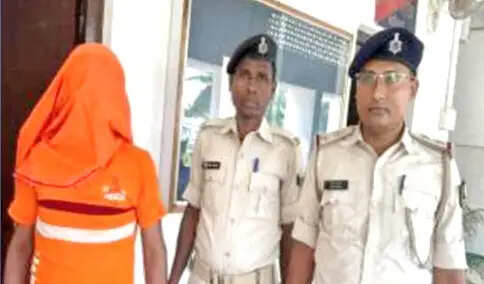 होटल की आड़ में हथियार बेचने वाला गिरफ्तार, देशी कट्टा और कारतूस बरामद