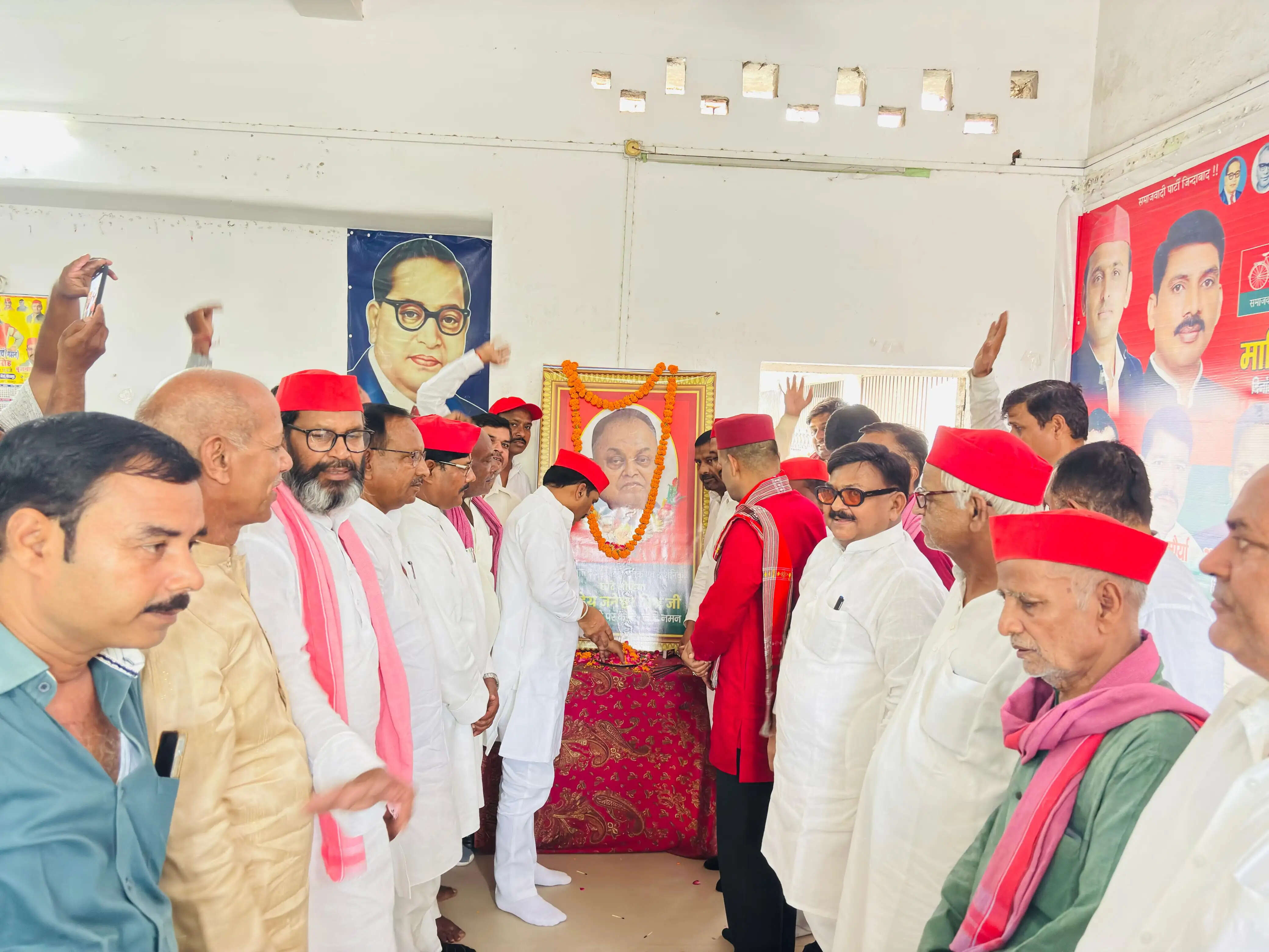 छोटे लोहिया' जनेश्वर मिश्र की जयंती पर सपा कार्यकर्ताओं ने किया नमन