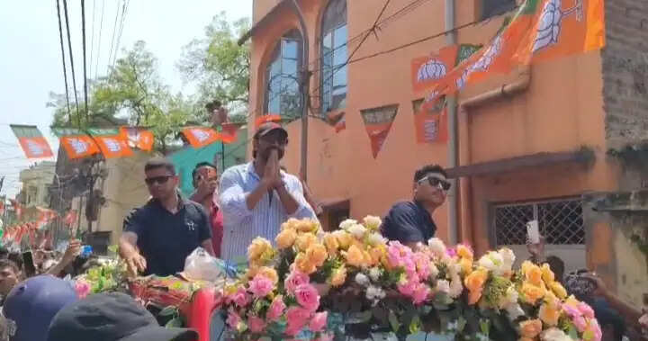 आसनसोल में मलय घटक के समर्थन में सांसद देव का रोड शो