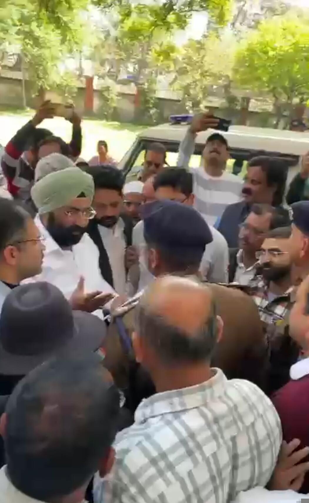 पार्षदों पर आरोपों की उच्चस्तरीय जांच की मांग को लेकर कांग्रेस ने सौंपा ज्ञापन