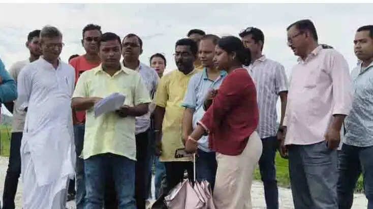 नक्सलबाड़ी में बनेगा इंडोर स्टेडियम, मंत्री आनंदमय बर्मन ने किया जमीन का निरीक्षण