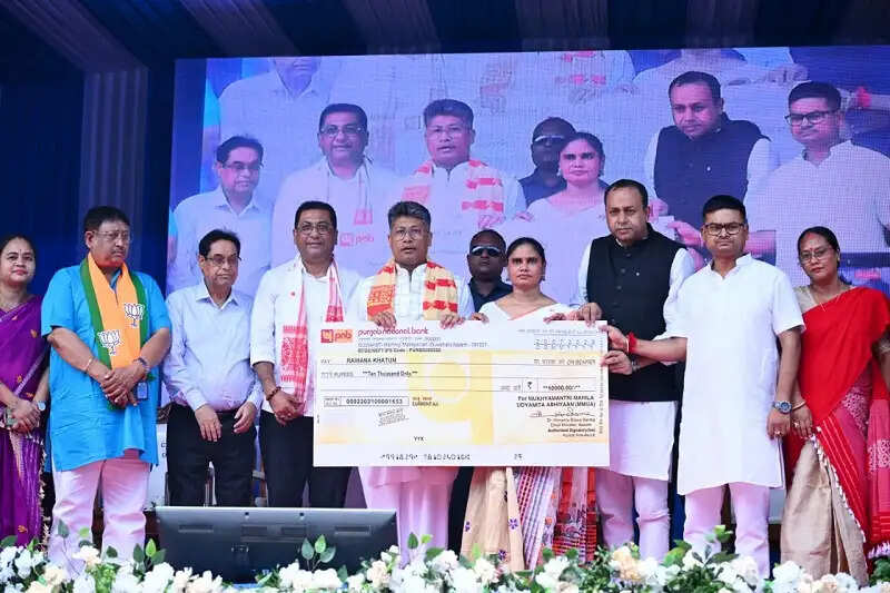 धिंग में कृषि मंत्री पीयूष हजारिका ने की 22,818 लाभार्थियों को एमएमयूए योजना के तहत चेक वितरित