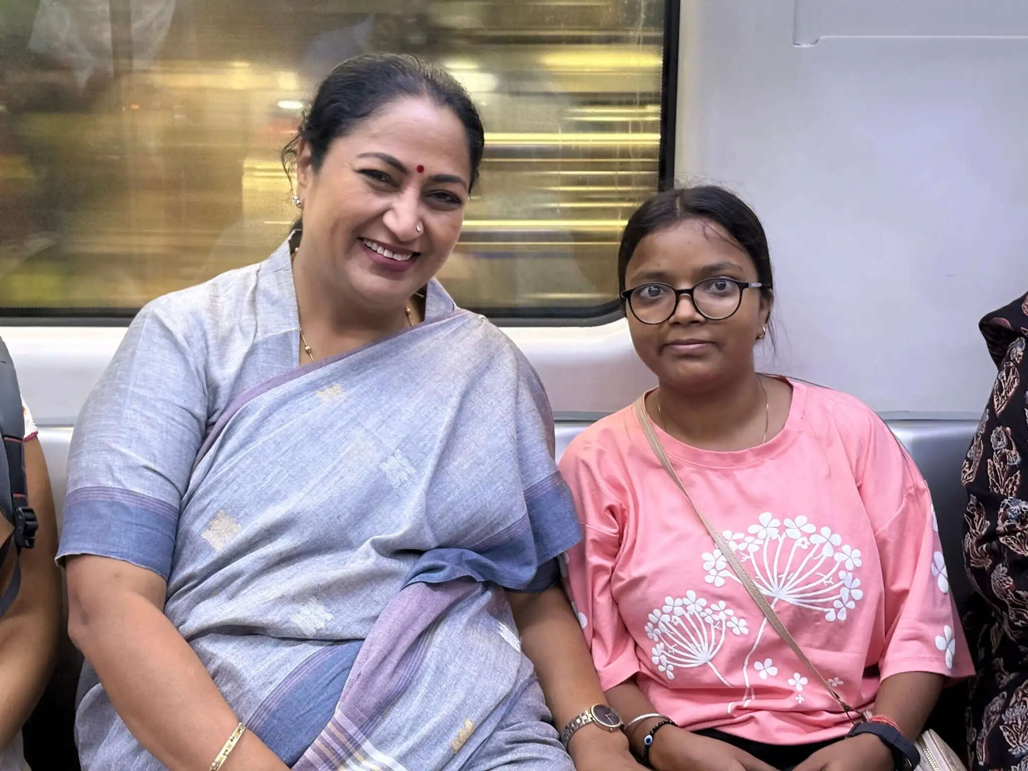 मुख्यमंत्री मेट्रो और बस में यात्रा करके दिल्ली सचिवालय पहुंचीं