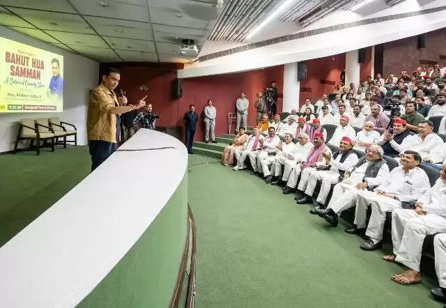 कॉमेडियन राजीव निगम ने अखिलेश यादव और सपा कार्यकर्ताओं को खूब हंसाया