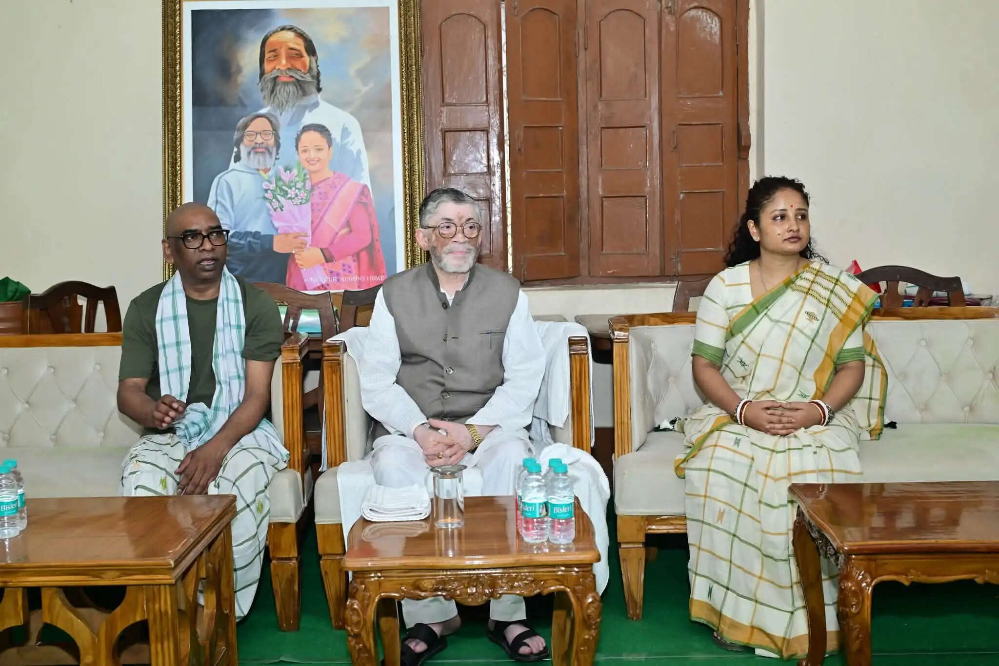राज्यपाल संतोष कुमार गंगवार ने नेमरा पहुंचकर दिवंगत रूपी सोरेन को दी श्रद्धांजलि