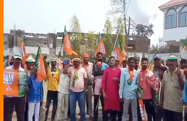 बांकुड़ा में भाजपा कार्यकर्ताओं का विधायकों के खिलाफ प्रदर्शन