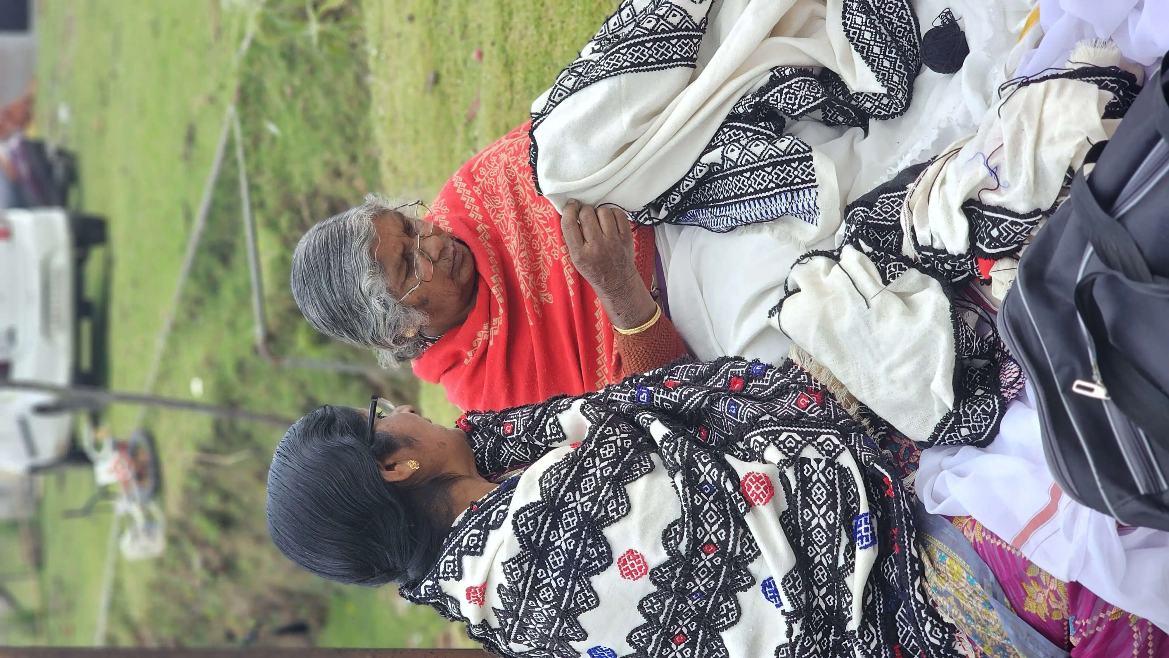 बीएचयू की पहल : तमिल टोडा कढ़ाई के संरक्षण और कारीगरों की आजीविका सुदृढ़ करने पर शोध