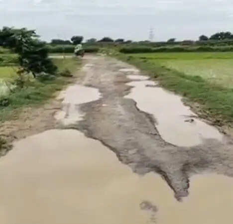 वाराणसी में अजगरा विधानसभा के स्थानीय लोगों ने उठायी खराब सड़कों और बहते सीवर की समस्या