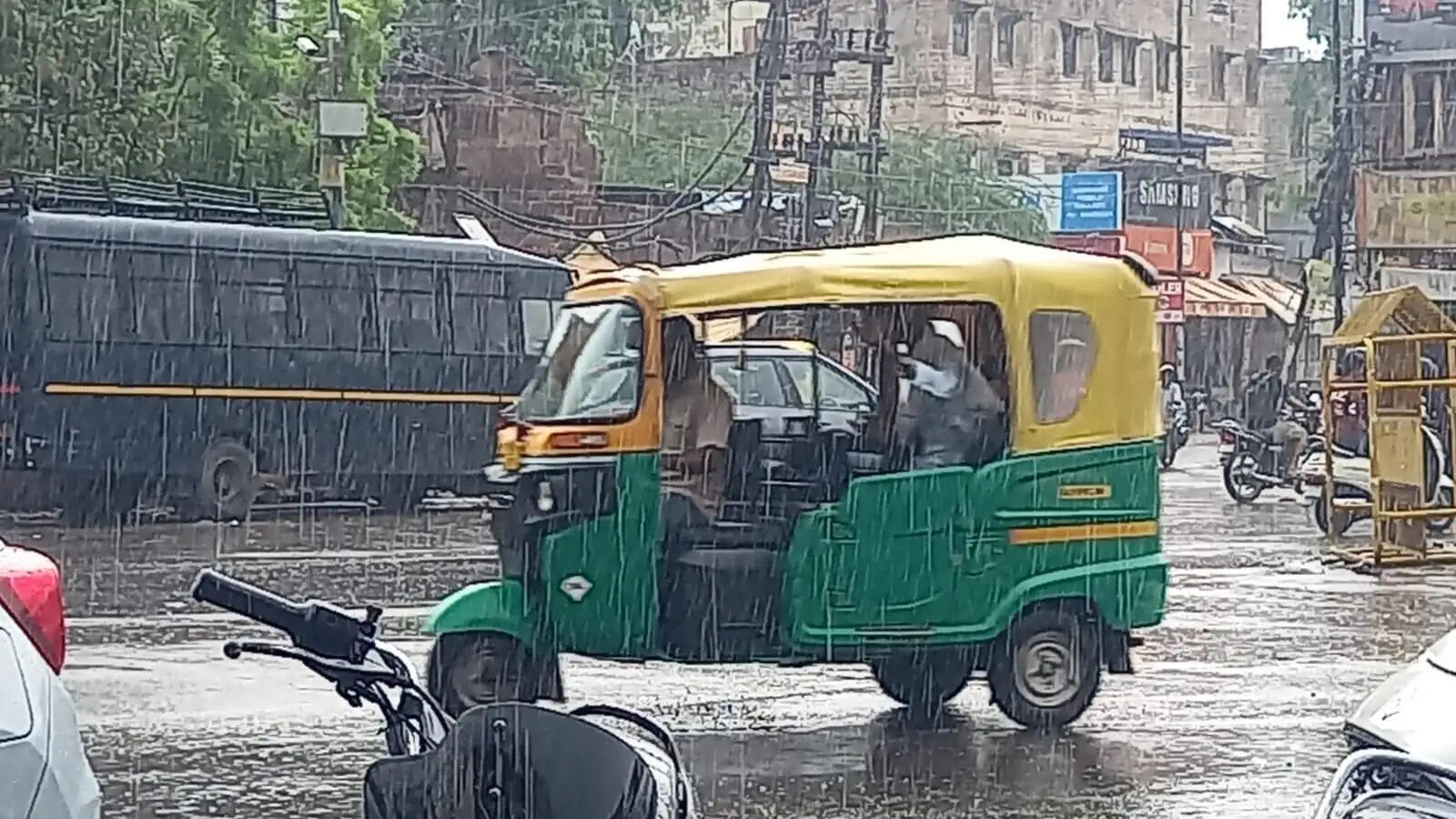 जोधपुर शहर में बादल-बारिश का मौसम