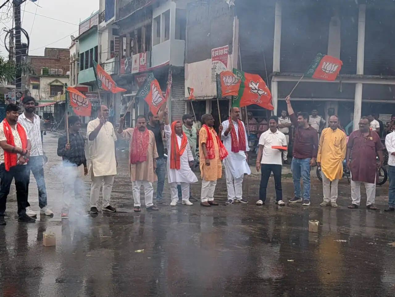 पश्चिम बंगाल, असम, तमिलनाडु, पुडुचेरी में भाजपा की बढ़त देख भाजपाईयों ने किया खुशी का इजहार